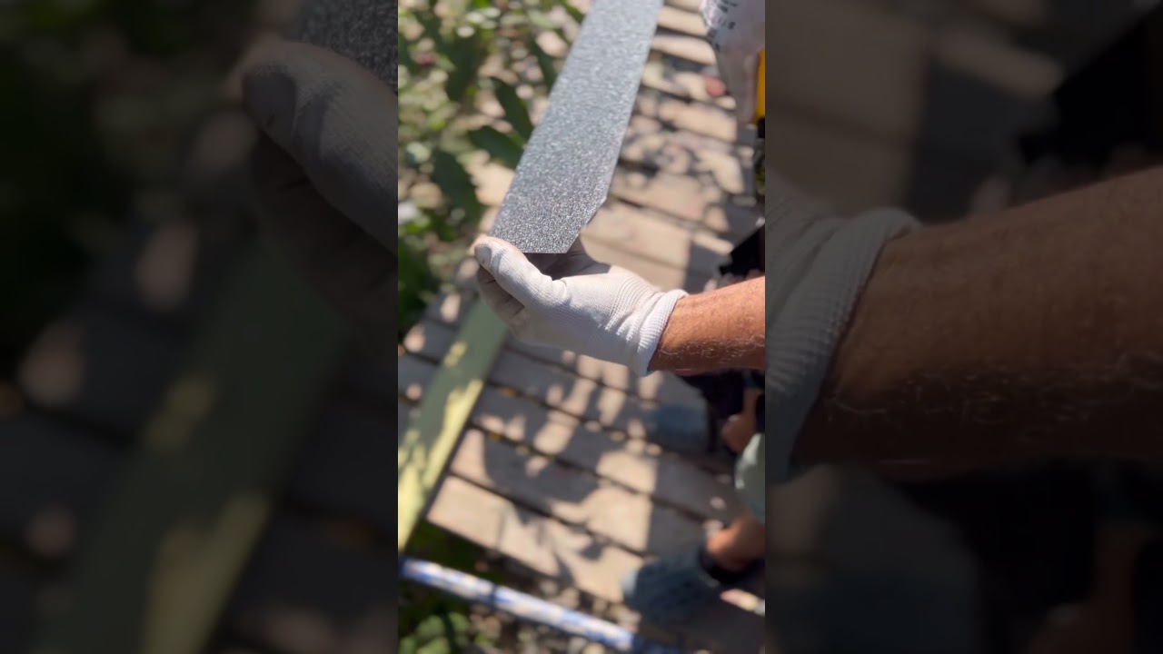Roof eaves installation  Монтаж капельника #construction #roof #eaves #hammer #строительство #карниз