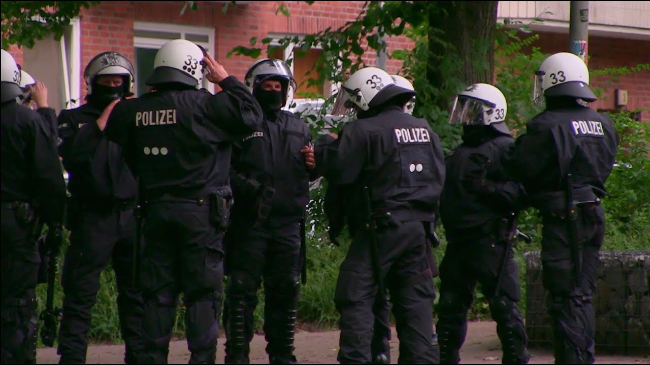 No G20 - Hamburg: German police attacks and dismantles the Altona anti-G20 camp (AK-Kraak)