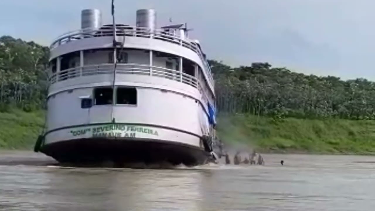 NAVIO COMANDANTE SEVERINO FERREIRA ENCALHOU NO PURUS DEVIDO A SECA T&Aacute; COMPLICADO PRA NAVEGA