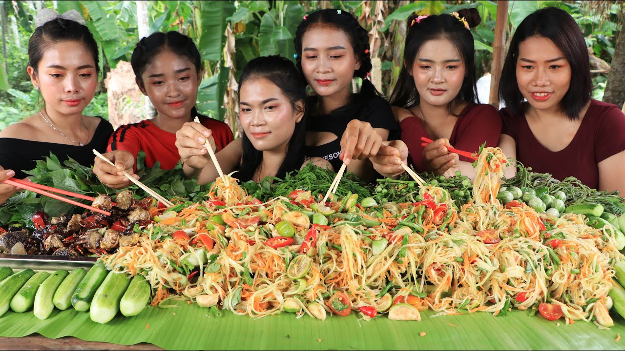 Yummy papaya salad with chili recipe in my family