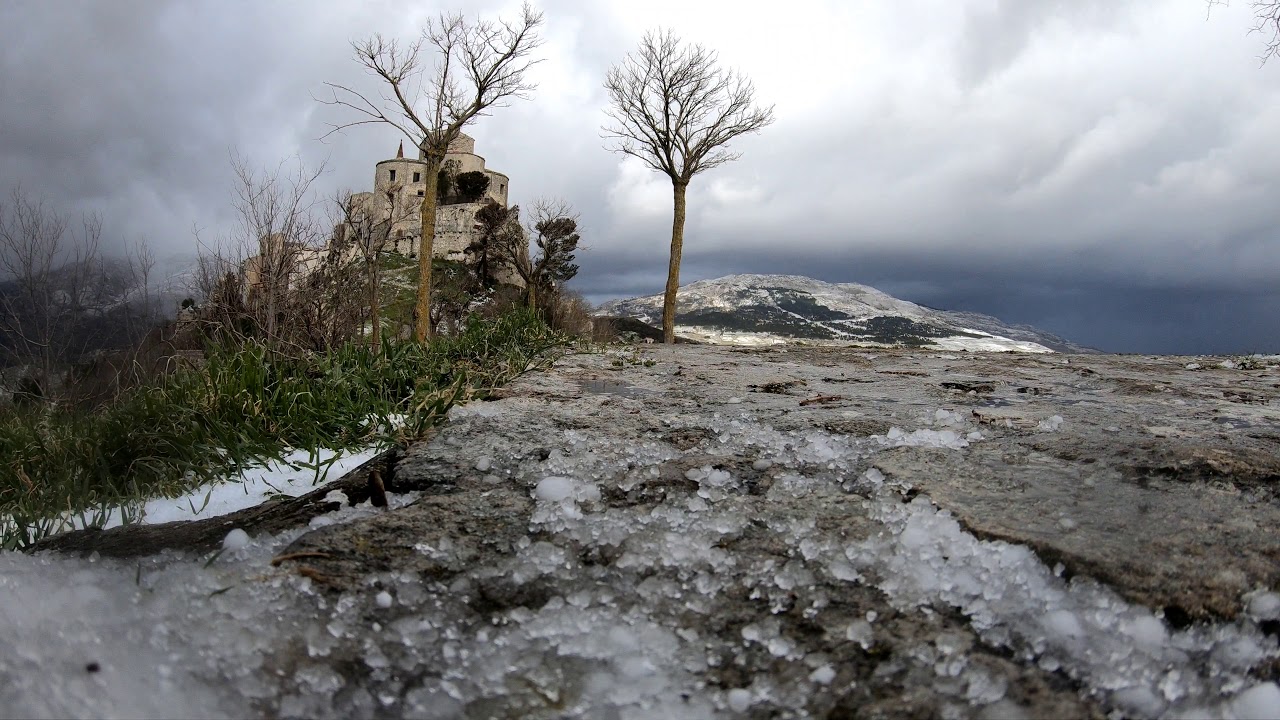 Petralia Soprana in time-lapse durante una nevicata