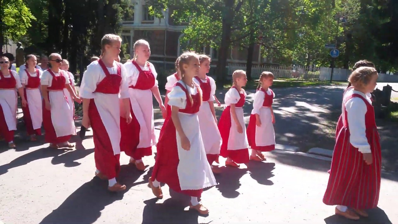 Kansantanssi kulkue - Happy Folk Dancers - SottiisiMoves 2014 Tampere Finland