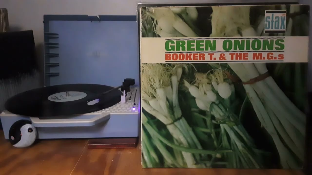 RELAX AND VIBE TO VINYL ON VICTROLA.............(I DO NOT OWN RIGHTS TO THE MUSIC)