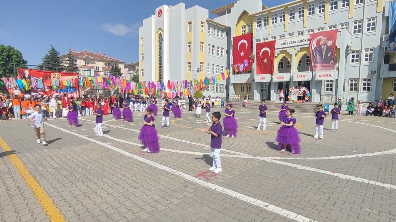 2F Sınıfı Öğrencilerinin Lay Lalay Lalay Adlı Gösterisi