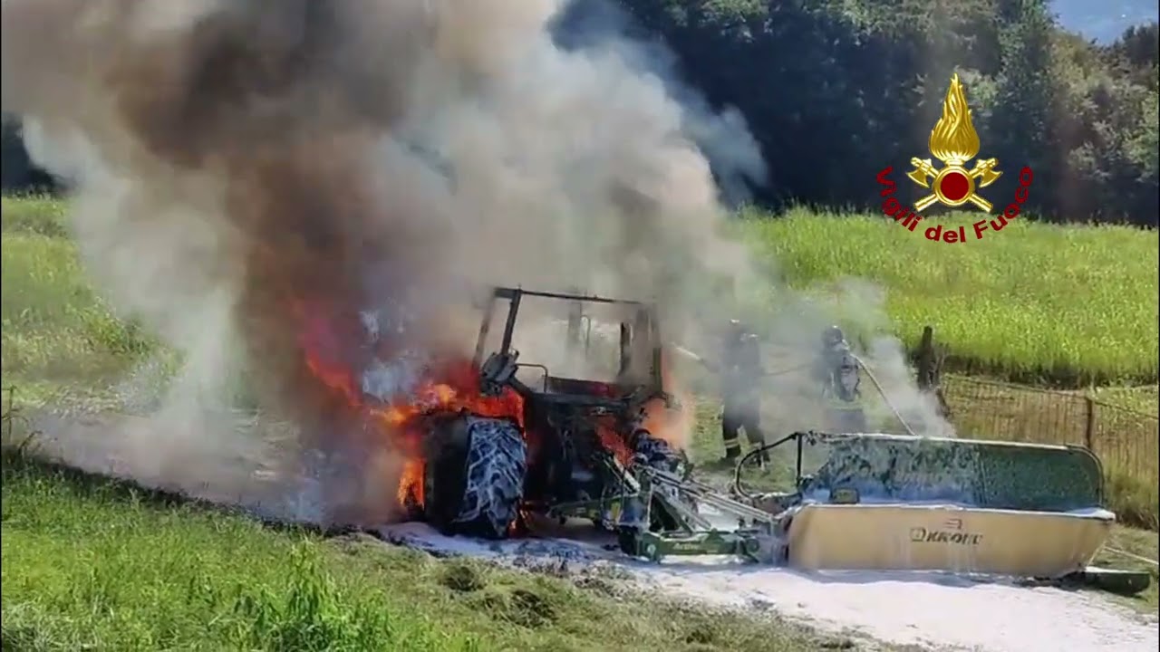 Trattore prende fuoco nei campi: mezzo agricolo avvolto dalle fiamme