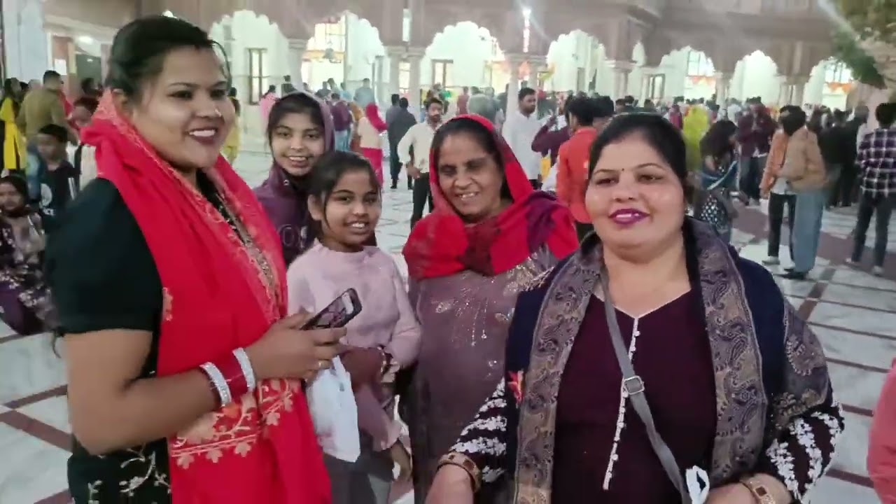 देवी मंदिर में शिवरात्रि के दिन काफी थी भीड़ यहां पर लोग भी दर्शन करने गए देवी मंदिर में मौसी मिल गई