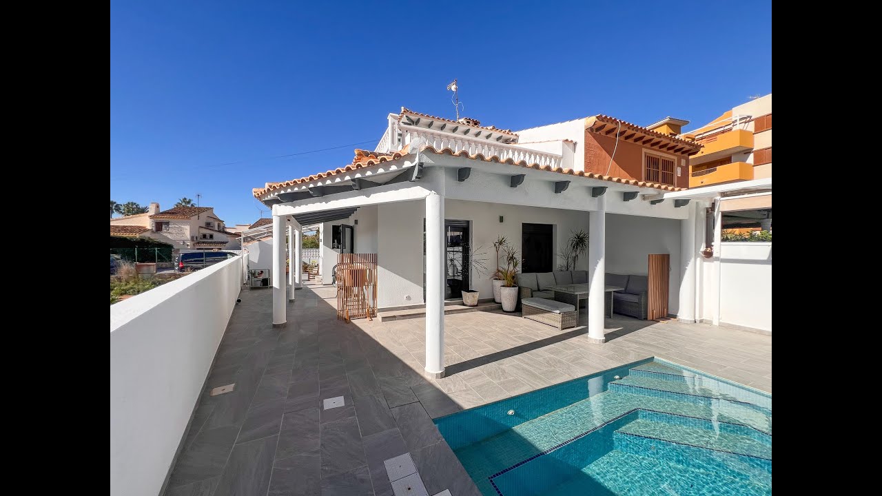Chalet pareado con cercanía al mar y piscina privada en Punta Prima, Alicante, Costa Blanca