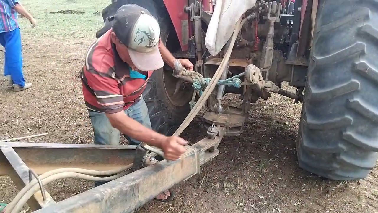 Trator  chegou um pouco atrasado pra limpa o açude  no sítio água branca  al