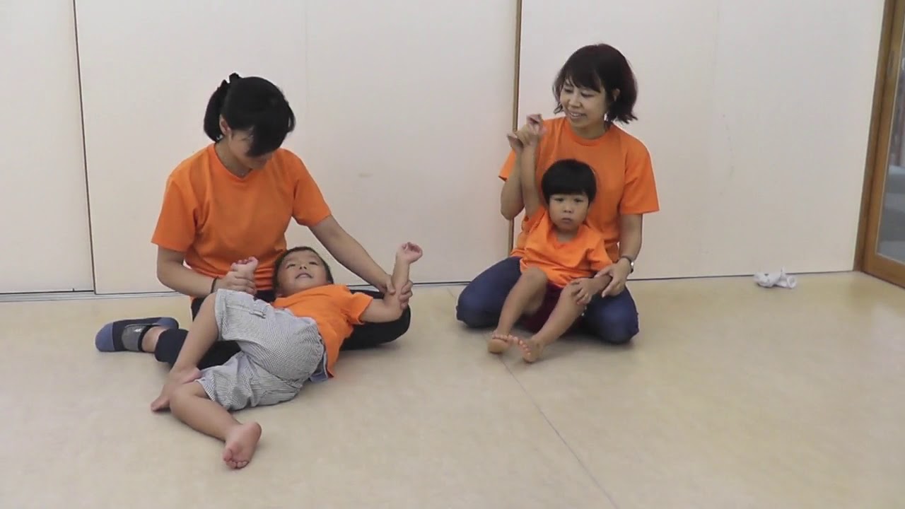 【赤ちゃんから】こちょこちょされたい人？英語で触れ合い遊び　スキンシップ　歌で覚える英文法