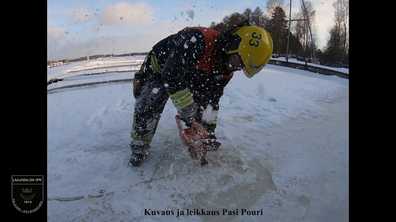 Palokunta tekee moottorisahalla jäähän reiän ja imuletku mereen. Sammutusvesi merestä talvella.