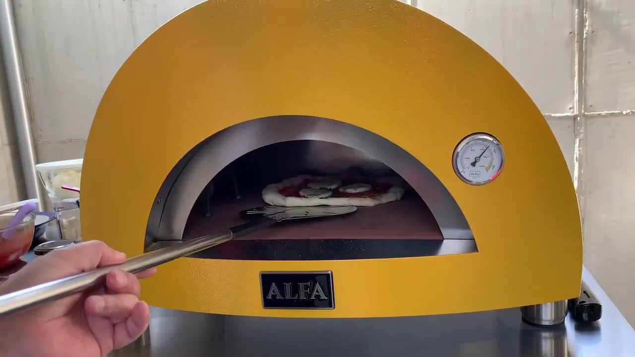 My first pizza / Alfa Moderno One (gas fired)
