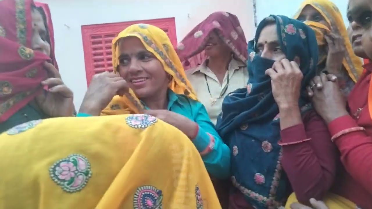 बर्फी का सा टुक हंसे मत जीव सो टूटे🤪। काला लहंगा नंबर दे जा जब चढ़ रेलगाड़ी में