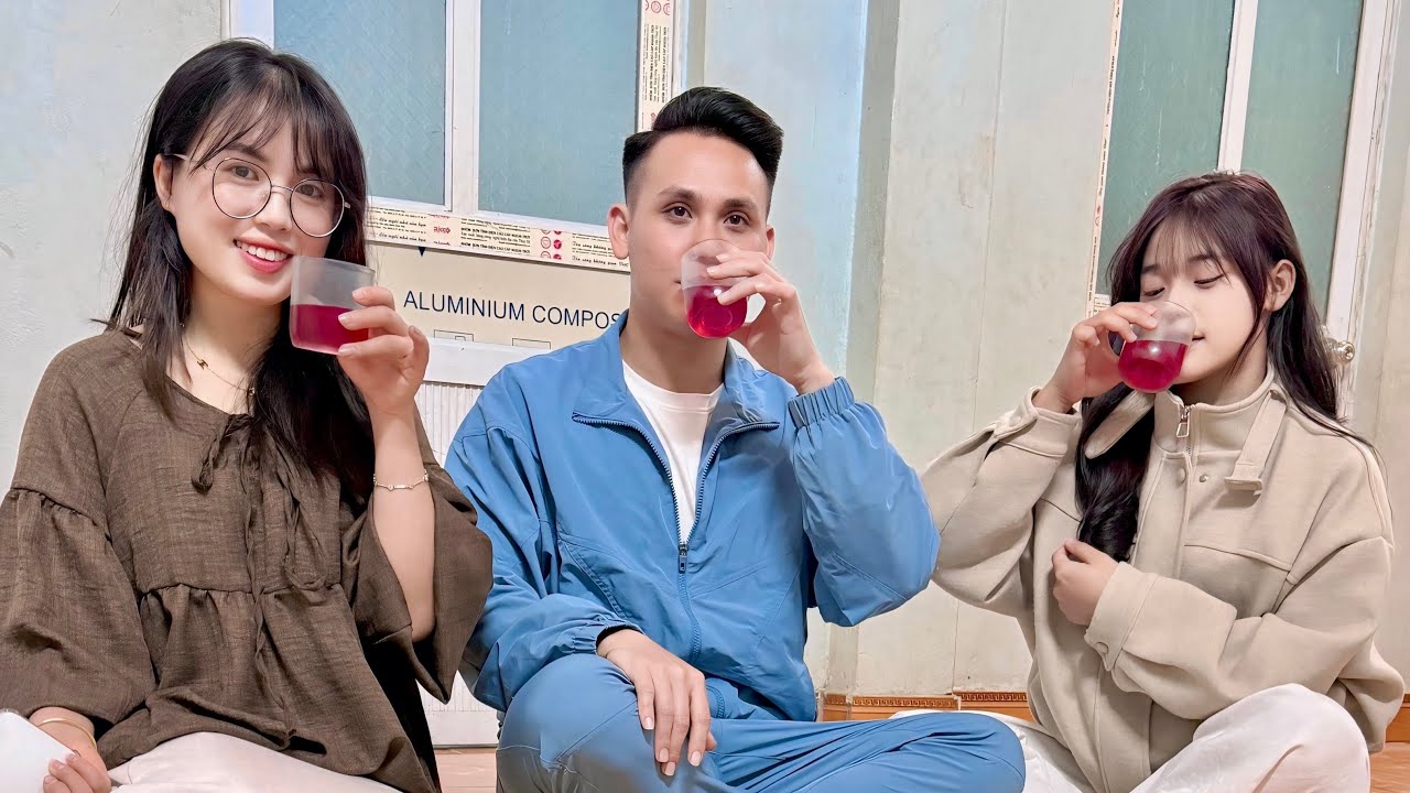 GIA ĐÌNH NGƯỜI LÀO ĐÓN TIẾP KHÁCH ĂN TẤT NIÊN RẤT CHU ĐÁO
