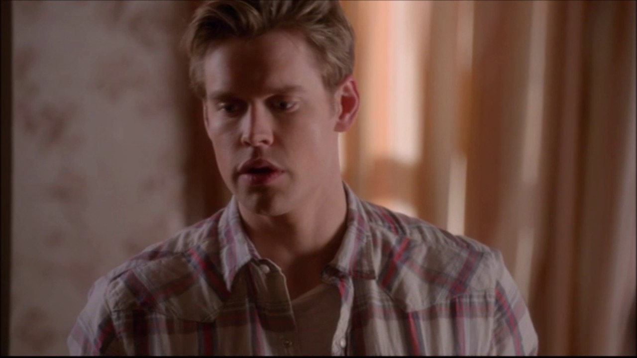 Glee - Sam helps Mercedes move in 5x14