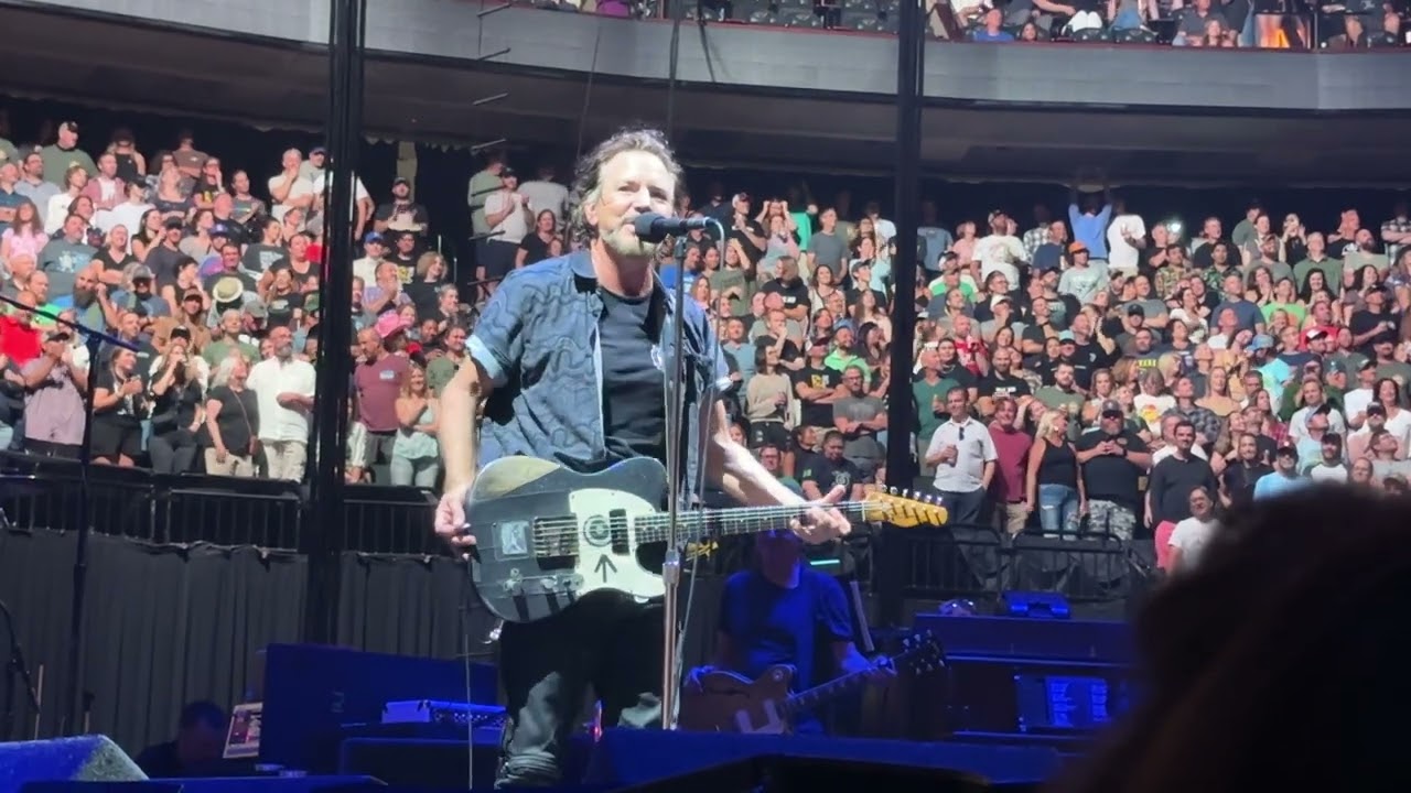 Pearl Jam - St. Paul - 2023-09-02 - Severed Hand