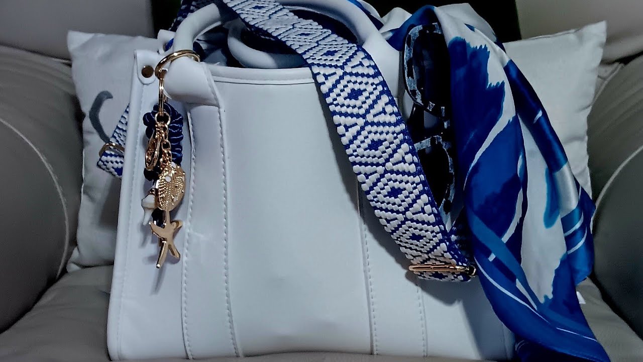 What's in my bag! This week!Marc Jacob's inspired tote bag.
