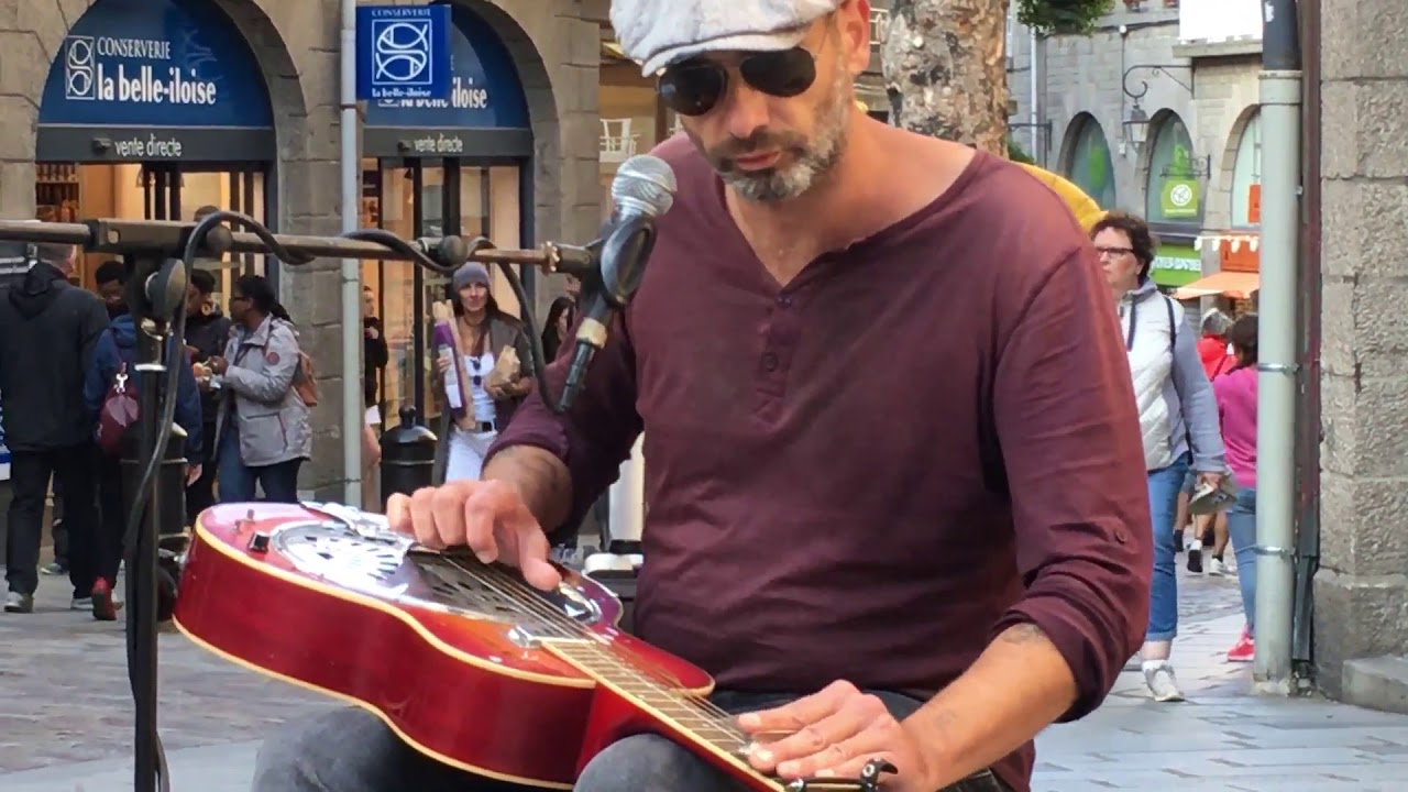Artiste de rue à Saint-Malo : Superbe lap steel avec Jj Leto