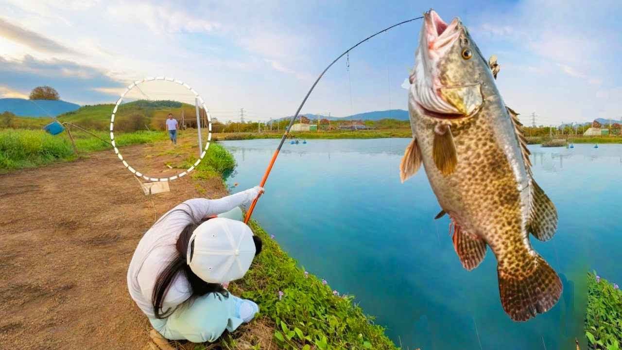不用釣竿也能釣魚？ 10秒上岸兩條巨型龍躉，1500塊的釣費直接掙回，嚇得老闆不敢讓釣！ 【女釣友微微】#釣魚 #fishing #