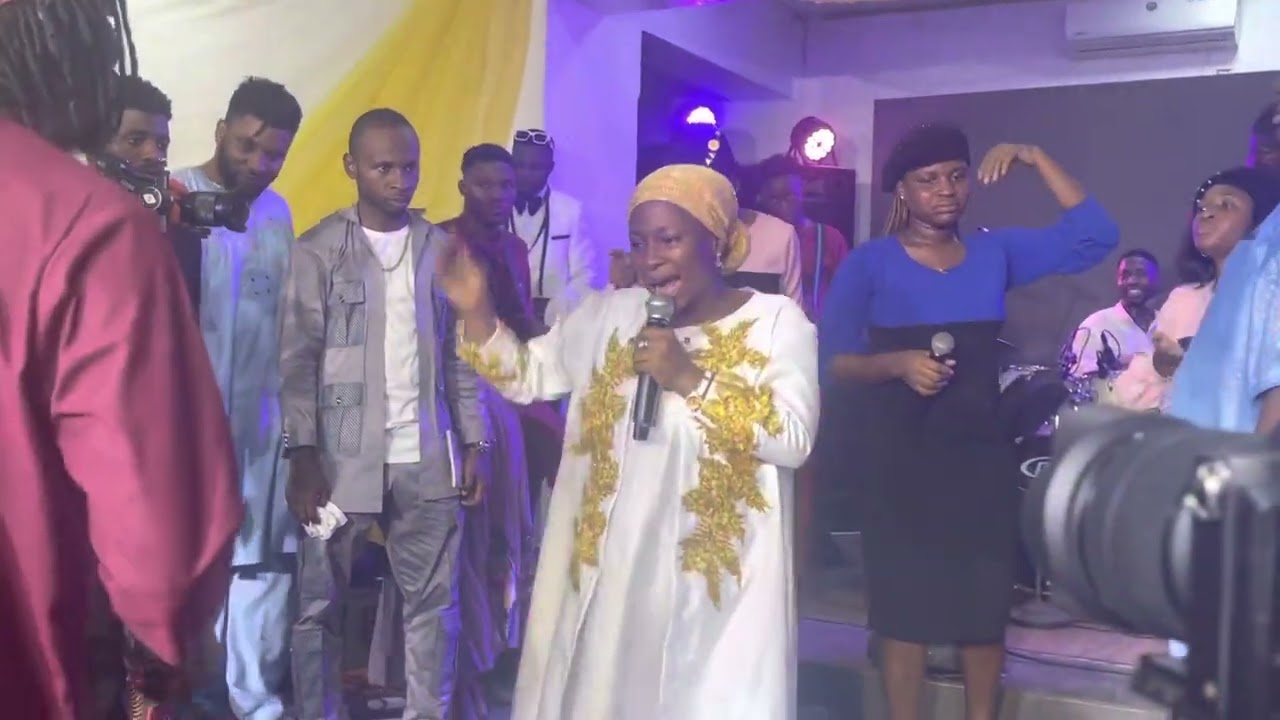 adeyinka Alaseyori bless Apekeola on stage when she sang the alujo to her new song on harmony stage