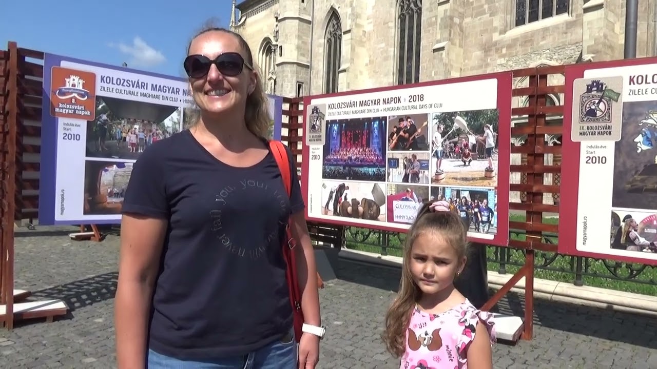 Román hölgy és kislánya is érdeklődik a Kolozsvári Magyar Napok iránt