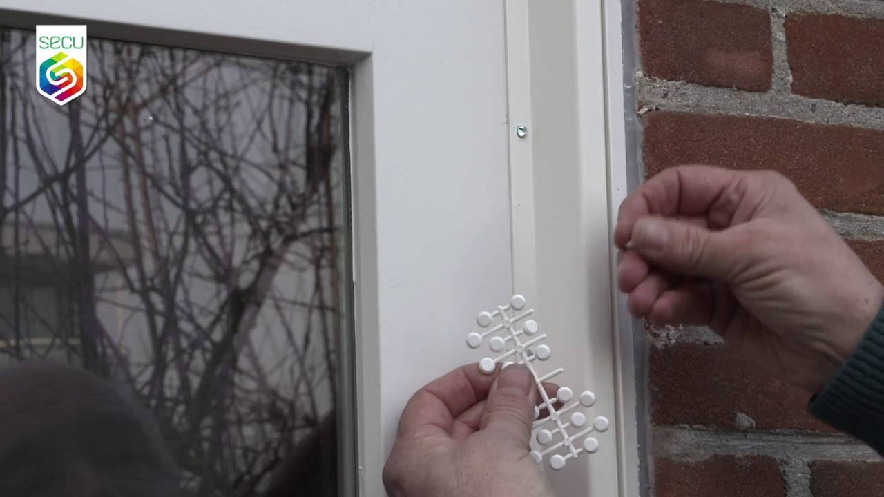 Montage SecuStrip anti inbraakstrip op een achterdeur