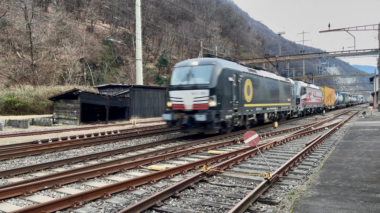#430# TRENI MERCI - La Vectron “Helvetia” in transito veloce a Osogna! #alptransit 