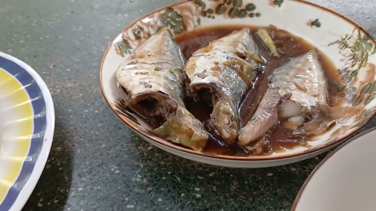 Ăn cơm với Cá Ngân kho và Bí đao nấu canh.