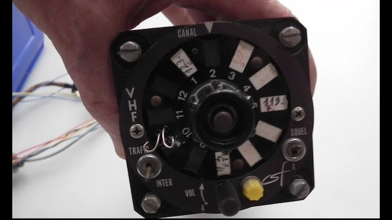 VINTAGE AERO : Emetteur récepteur VHF d'avion transistorisé type CC 262 env. 1970