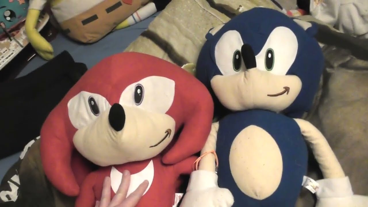 Большая плюшевая игрушка Наклз из Sonic X.