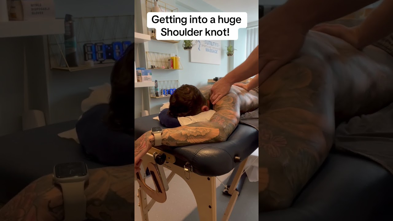 Deep Tissue massage! #shoulderpainrelief #sportsmassage #backpain #satisfying #backpainrelief
