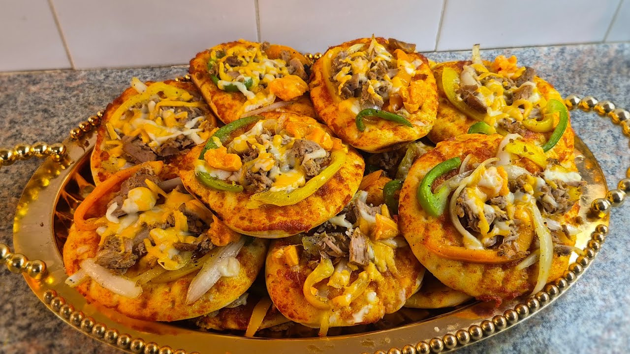 Mini Pizza 🍕 😋 at home, si fudud guriga ugu sameyso sambuuska ka naso by@nnacooking5970 #subscribe..