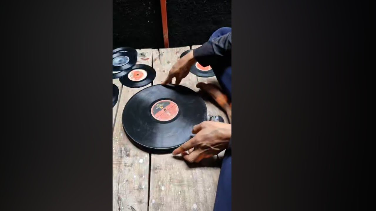  100 साल पुरानी म्यूजिक डिस्क | Gramophone Player Kaise Clean Karen | Antique Record Cleaning Live