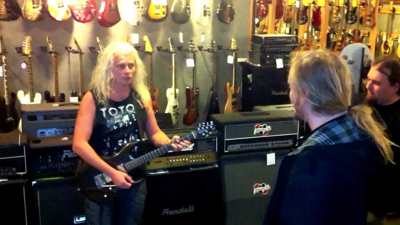 Alapi István a Gitárcentrum hangszerboltban a Randall Ultra modult teszteli