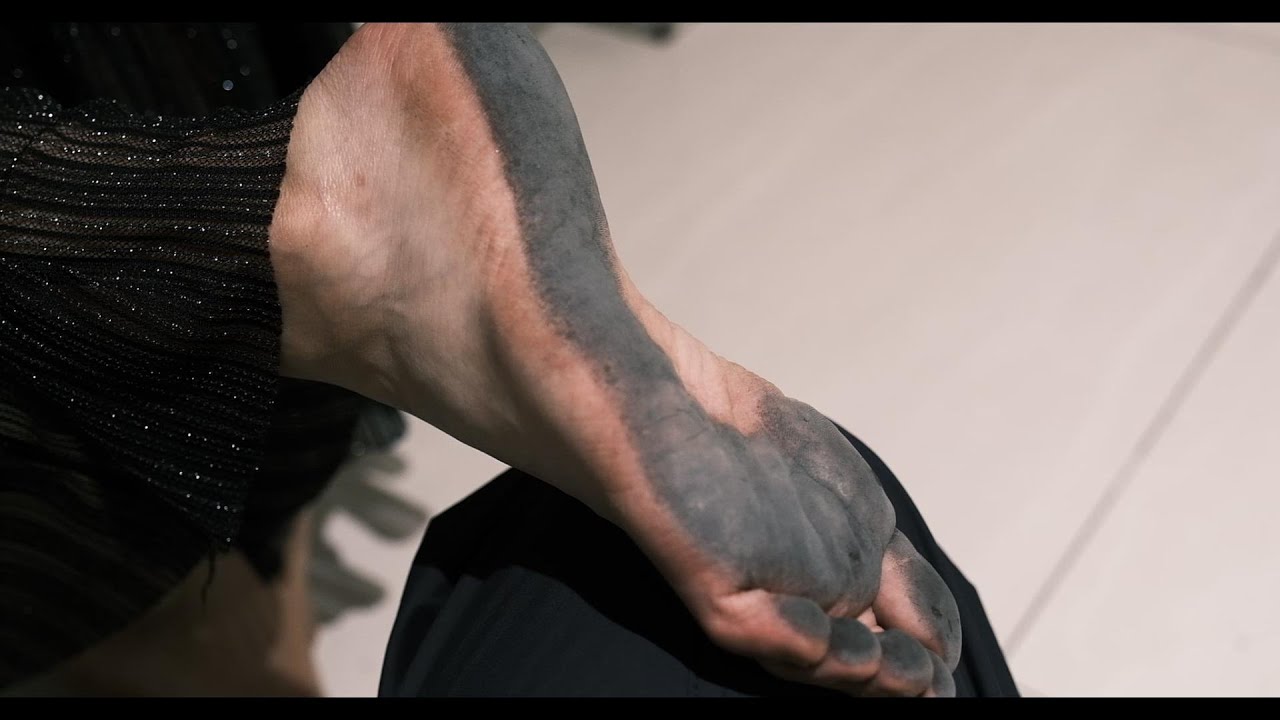 Ripi showed off her dirty soles after walking barefoot all day