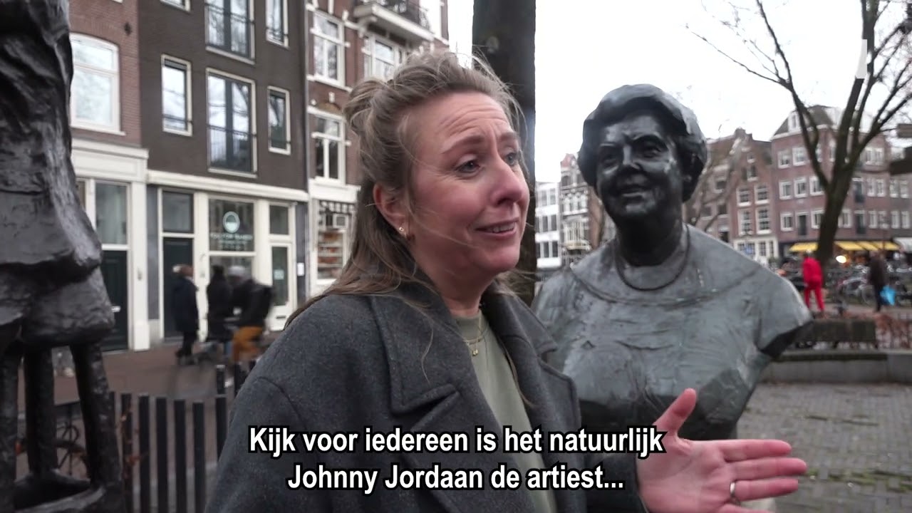Op Johnny Jordaans 100ste verjaardag met zijn kleindochter door de wijk