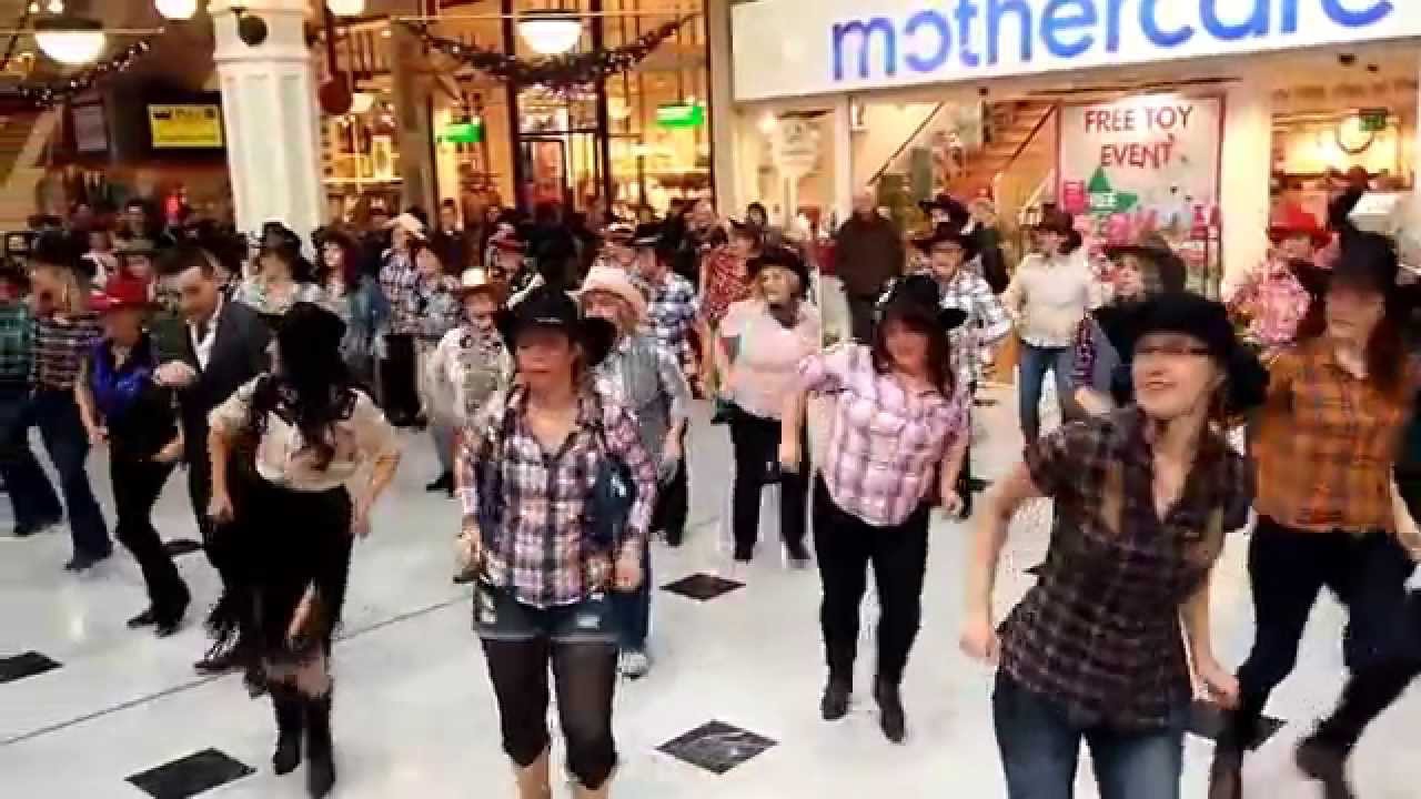 Nathan Carter - Wagon Wheel - Line dancing with fans.