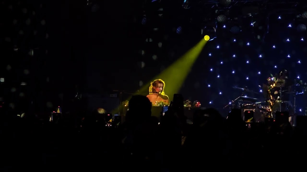 Sydney Rose - We Hug Now live at Paradiso Tolhuistuin Amsterdam 16/10/2025