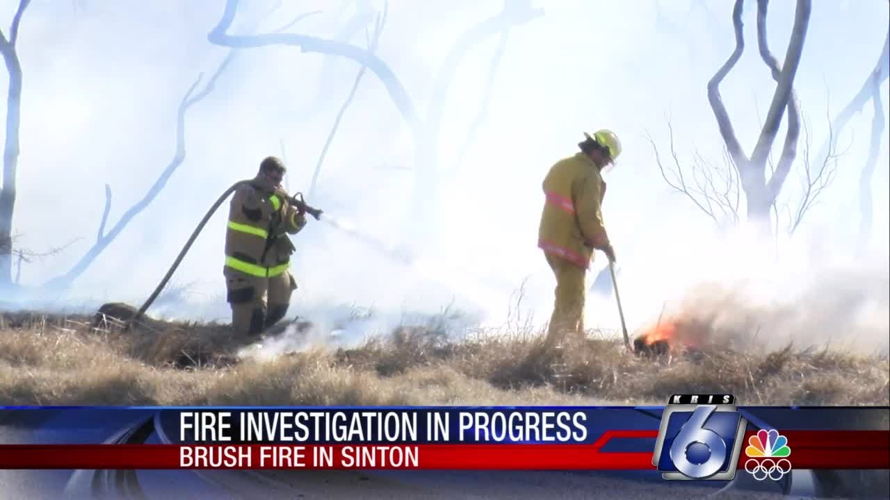Sinton firefighters put out brush fire flames