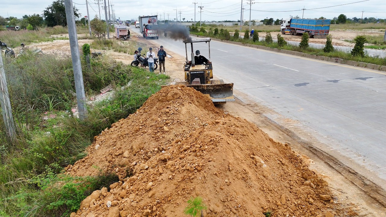 New Site Started! KOMATSU D20P Dozer & 6-Wheel Dump Trucks Working with Skill and Precision.