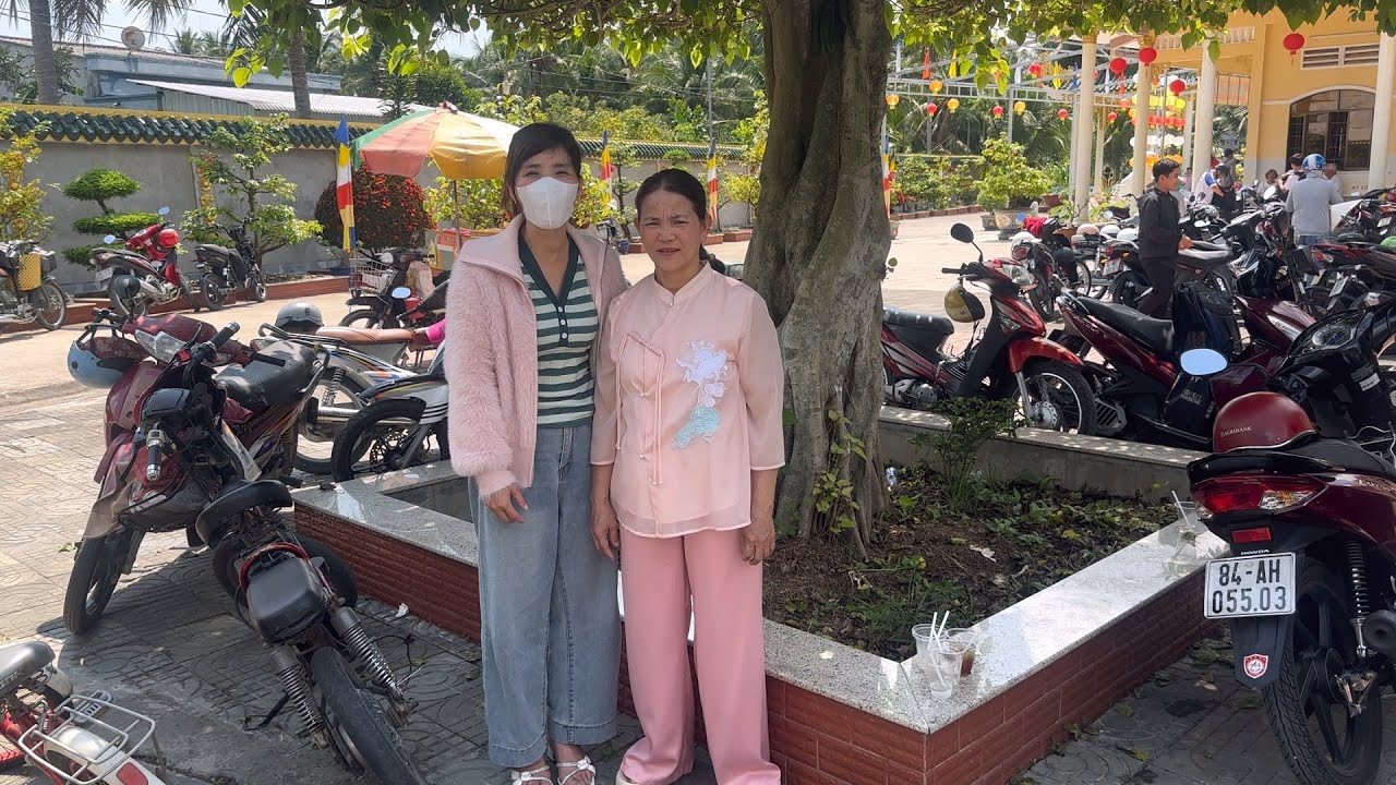 Chuẩn Bị Dọn Dẹp Vườn Bông Tranh Thủ Hai Chị Em Đi Chùa Câù Bình An Cho Gia Đình Và ông bà Cô Chú/