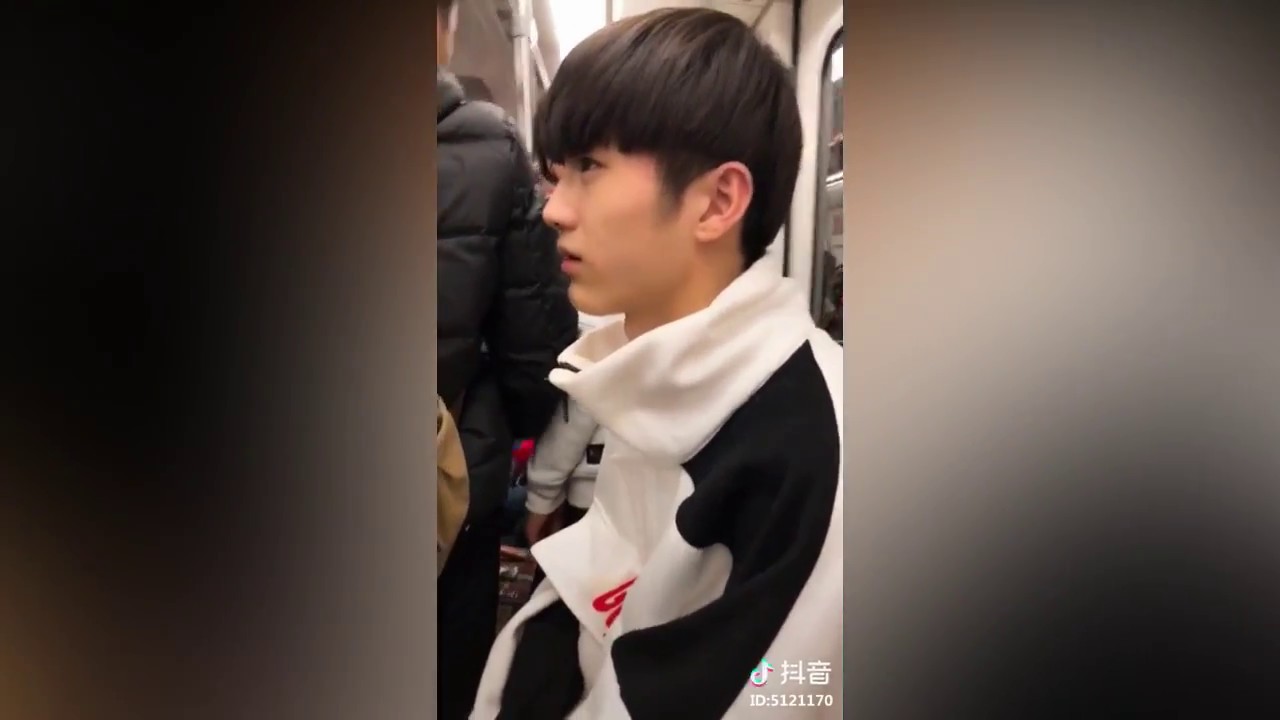 【抖音】地鐵里的各種玩法  超搞笑 女神小妹妹都這麼玩會