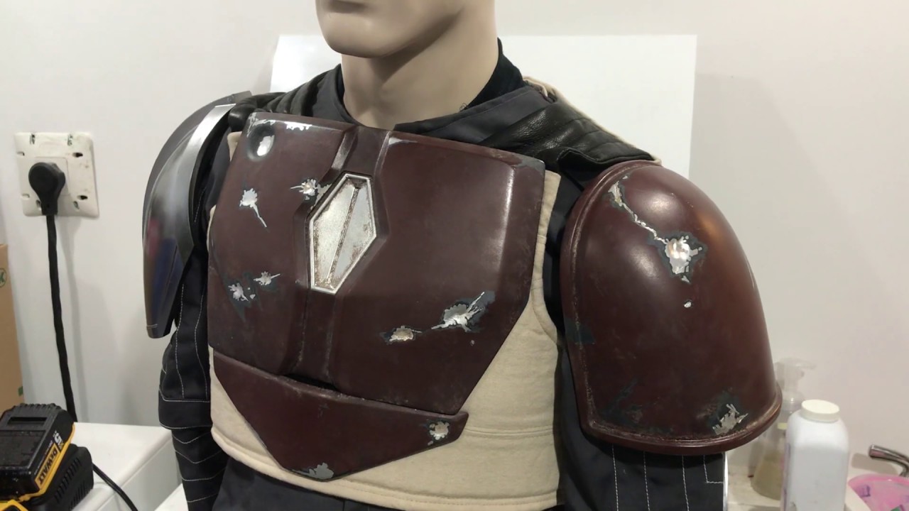 The Mandalorian: how to attach shoulder armor