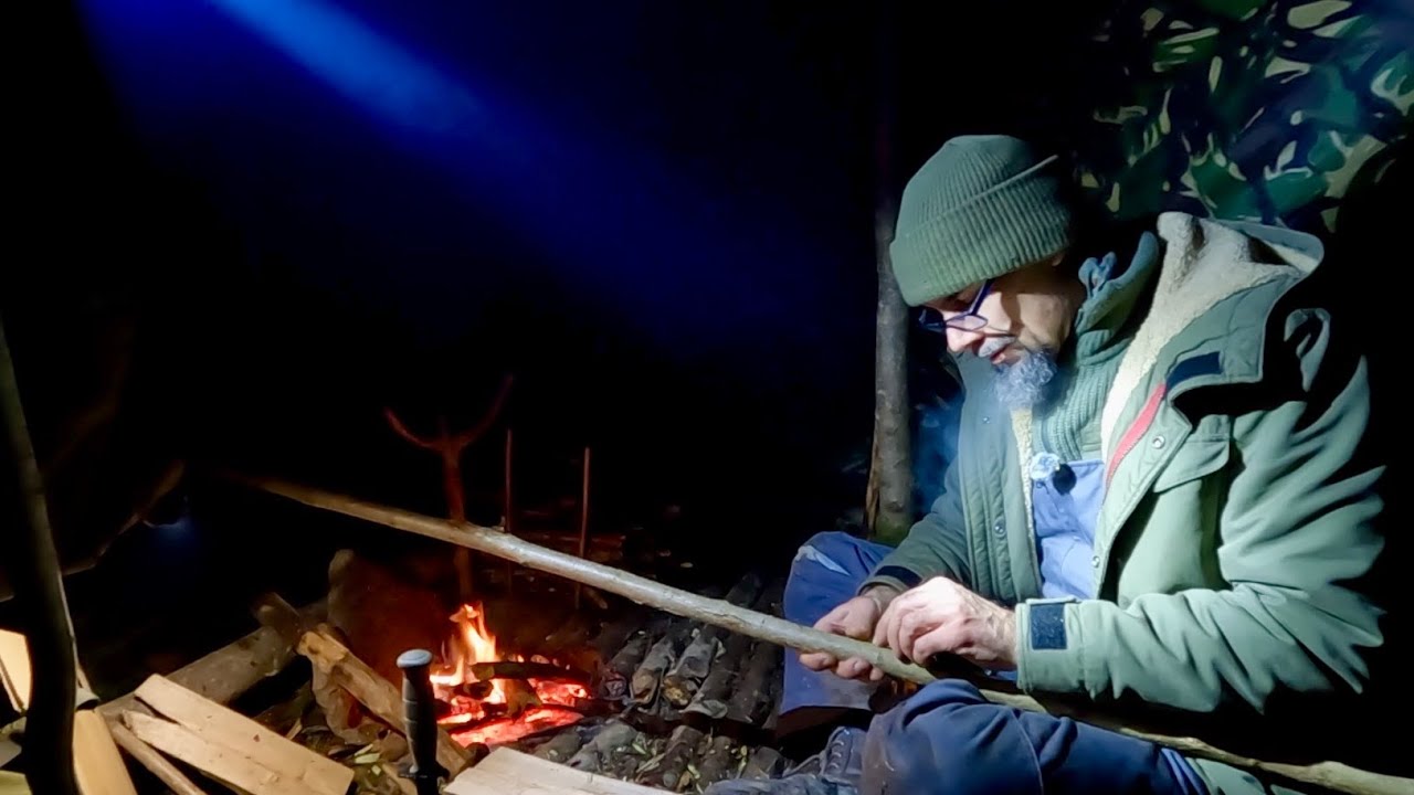 Bushcraft bei Kälte und Wind – Langstock am Feuer schnitzen