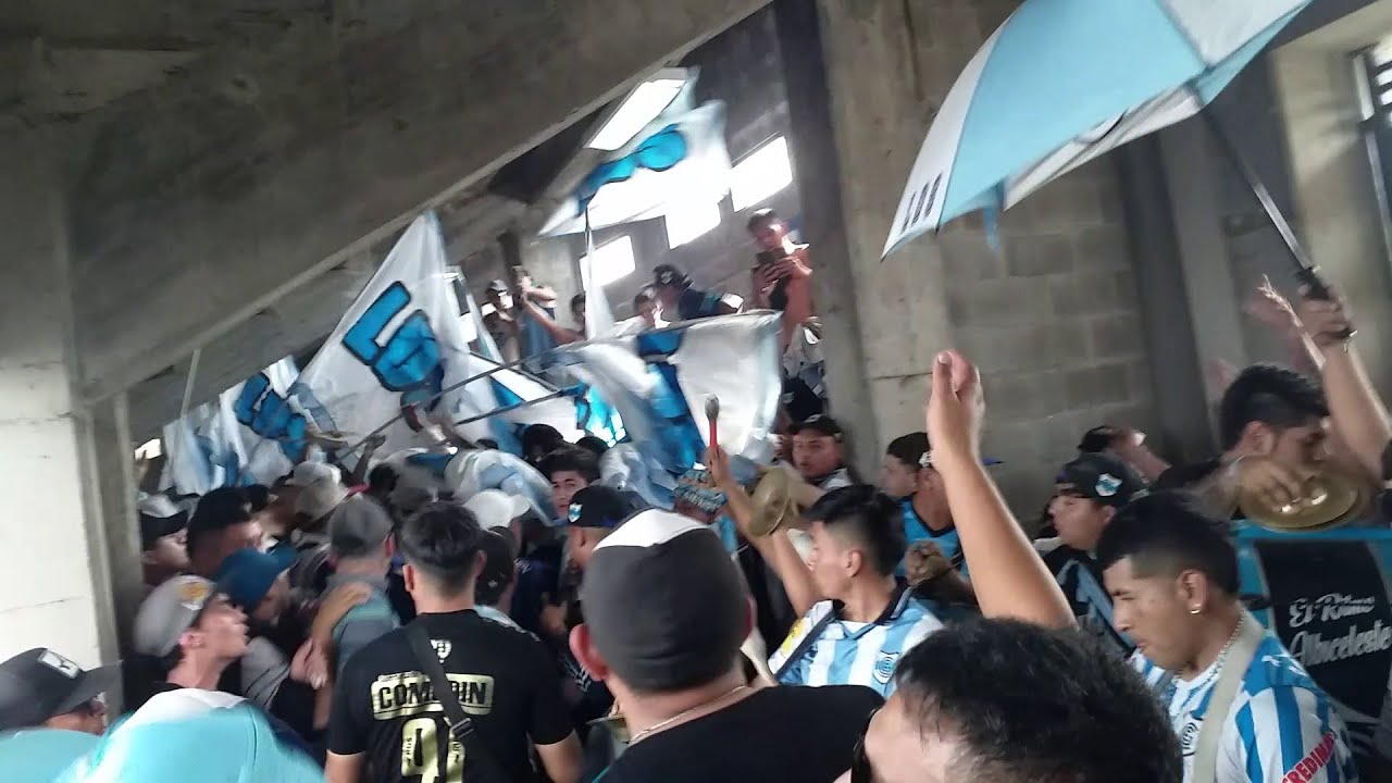 La hinchada de Gimnasia de Jujuy entrando a la tribuna | Los De Siempre