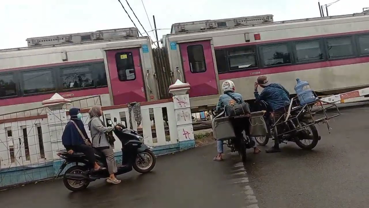 Kereta api Cirebon // palang pintu kereta api 