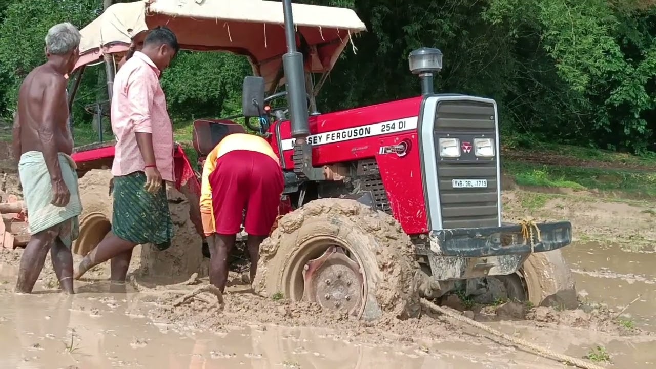 গাড়ির চাকা অর্ধেকটা ফেসে গিয়েছিল