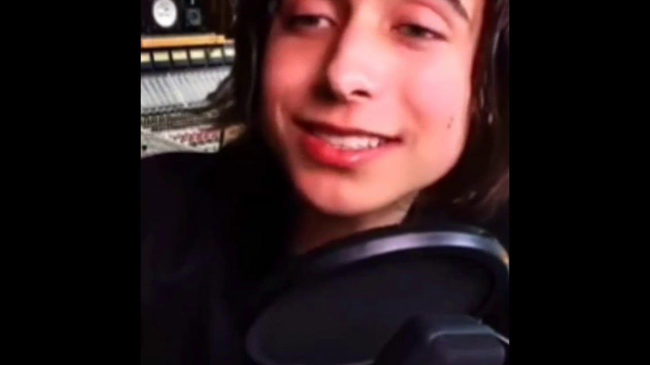 por si no has escuchado a aidan Gallagher cantar