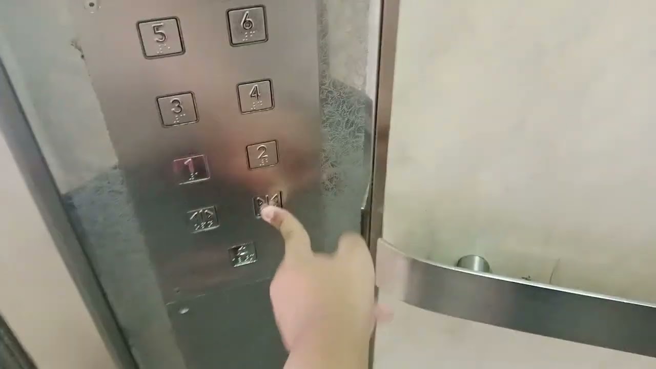 Goldstar lift at Blk 371 Woodlands Ave 1