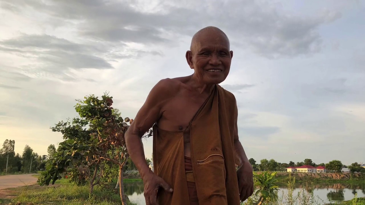 พระราชภาวนาวิกรม (หลวงปู่เลี่ยม ฐิตธมฺโม) เจ้าอาวาสวัดหนองป่าพง