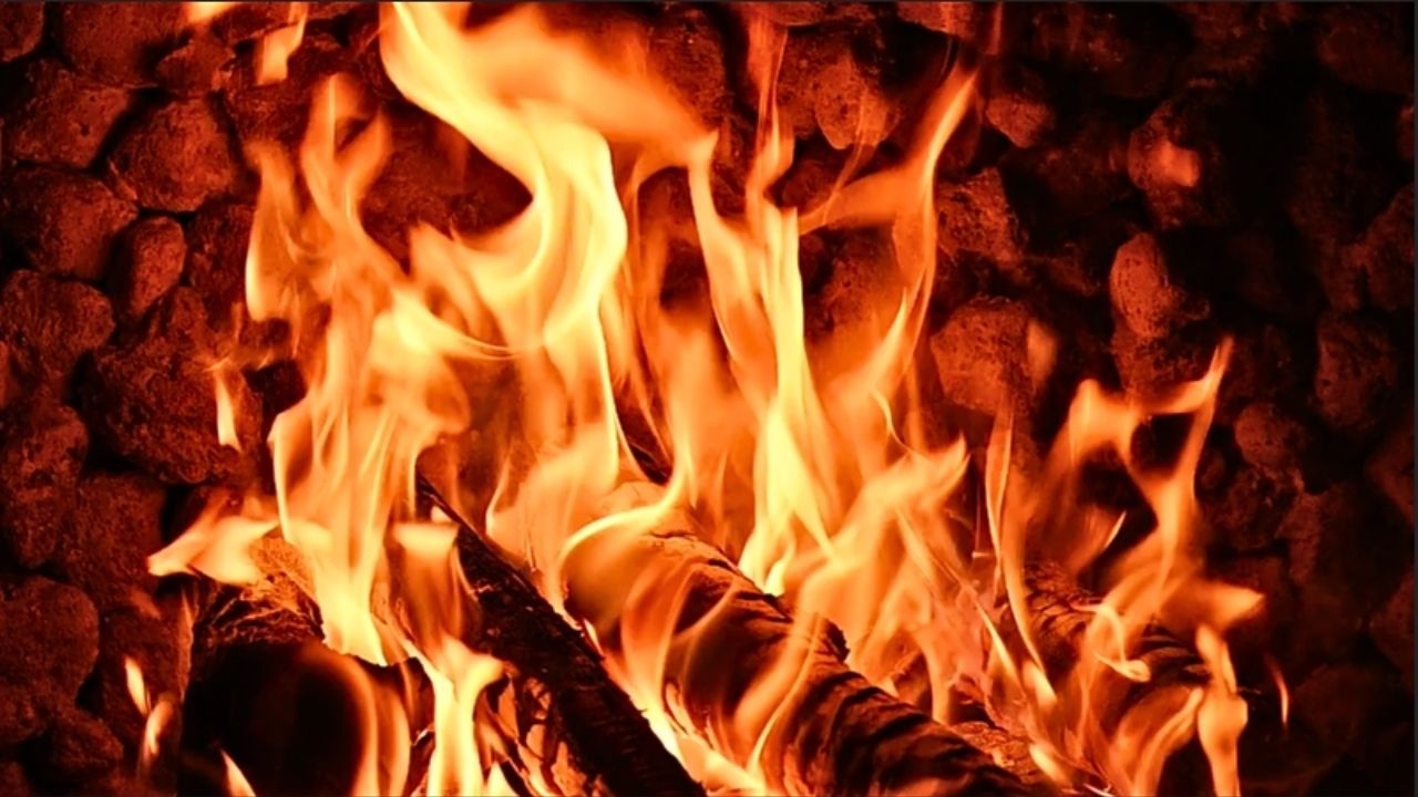 🔥 Warm & Cozy Fireplace with Real Fire – Crackling Fireplace Ambiance for Sleep, Relaxation & Peace